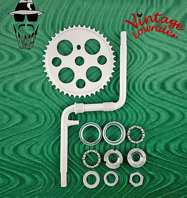VINTAGE LOWRIDER 6 1/2" LONG WHITE BICYCLE 1 PIECE STEEL CRANK W/B.B & CHAINRING